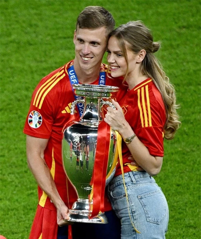 Laura và Dani Olmo ăn mừng chức vô địch EURO 2024