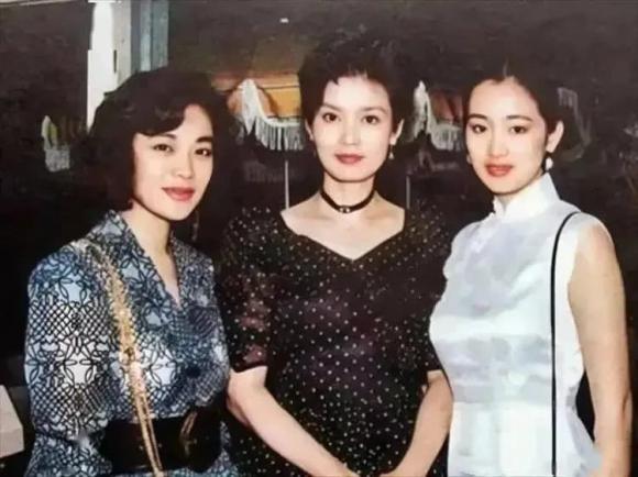 Phan Hồng khi trẻ rất đẹp, thậm chí còn đẹp hơn cả Củng Lợi khi đứng cùng, bây giờ đã già, còn không bằng một nửa Củng Lợi