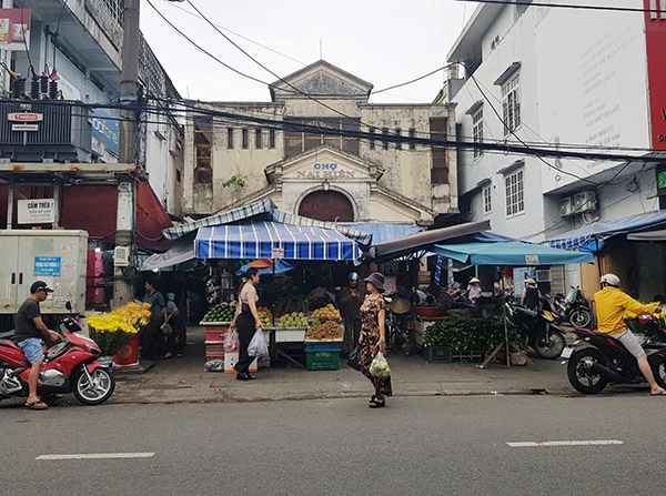 Chợ Nại Hiên (phường Bình Hiên, quận Hải Châu, TP Đà Nẵng) đã xuống cấp nghiêm trọng.