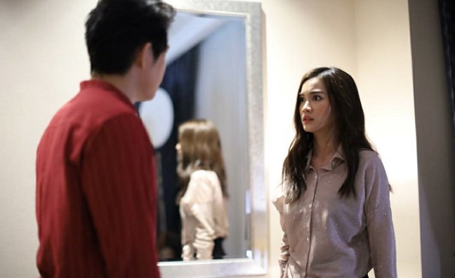 Một lần mang cơm trưa cho chồng, tôi chết điếng nghe được tiếng khóc nghẹn ngào sau cánh cửa phòng làm việc