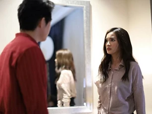 Một lần mang cơm trưa cho chồng, tôi chết điếng nghe được tiếng khóc nghẹn ngào sau cánh cửa phòng làm việc