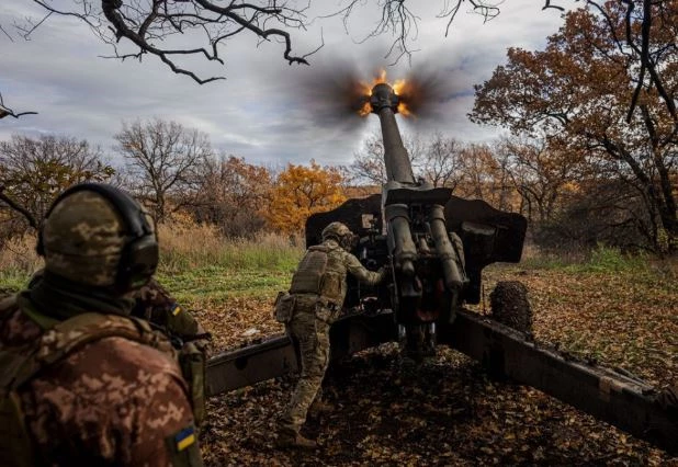 Pháo binh Ukraine khai hỏa tại một vị trí trên tiền tuyến gần thị trấn Bakhmut, thuộc vùng Donetsk, vào ngày 31/10/2022. Ảnh: AFP/Getty Images