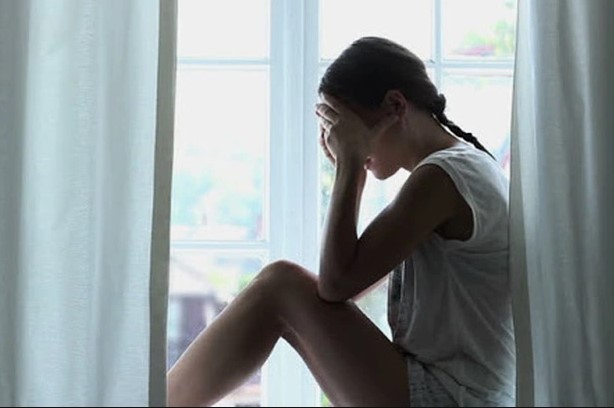 Khi bức tường cuối cùng bị em trai đập vỡ, chồng tôi gục xuống, ôm mặt khóc nức nở vì đau đớn