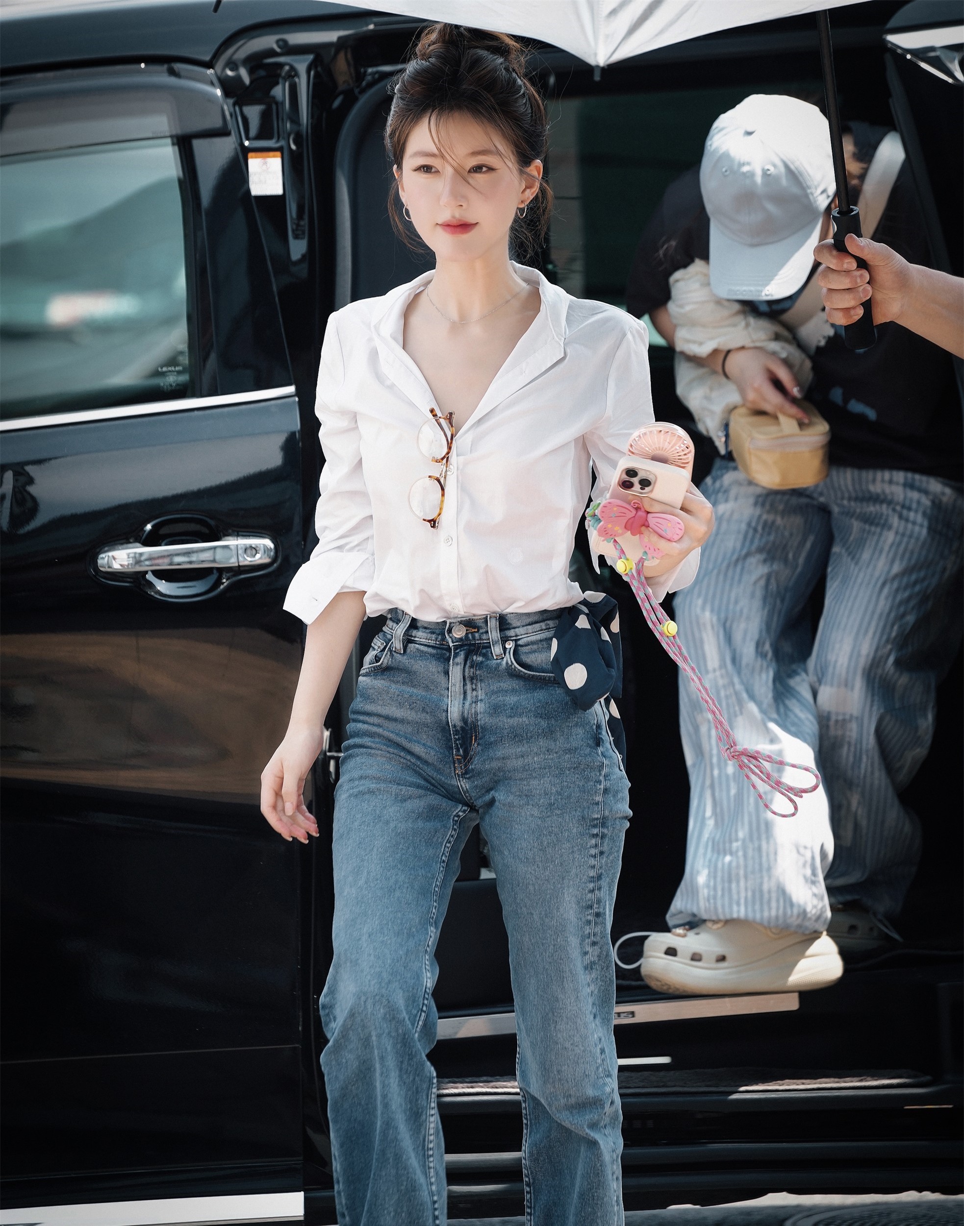 Vòng eo chỉ nhỏ bằng tai nghe của Triệu Lộ Tư ảnh 4