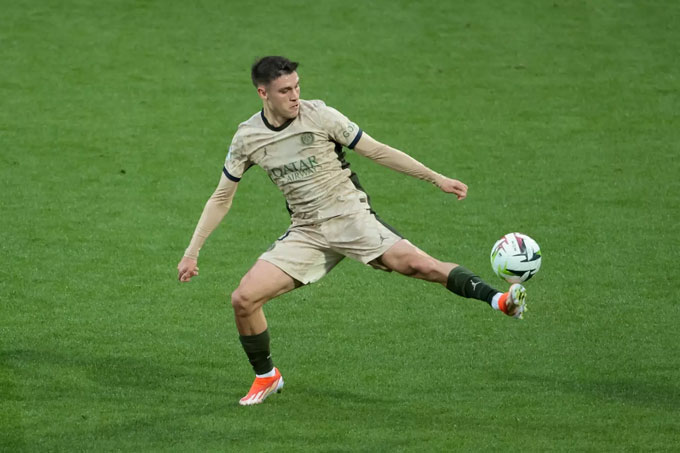 MU phải bán 2 cầu thủ để có thể mua Ugarte