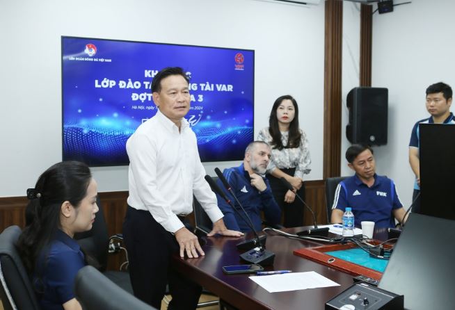 FIFA cử chuyên gia sang 'giúp sức' bóng đá Việt Nam