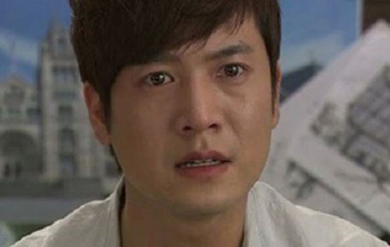 Vợ qua đời, con trai ngày nào cũng ôm khư khư cái áo của mẹ không rời, tôi vô tình sờ vào thì sốc ngất với thứ bên trong