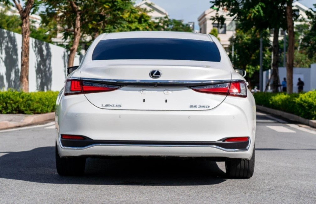Xe sang Lexus ES 250 lăn bánh 4 năm rao bán với giá ngỡ ngàng