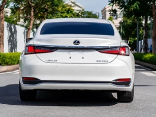 Xe sang Lexus ES 250 lăn bánh 4 năm rao bán với giá ngỡ ngàng