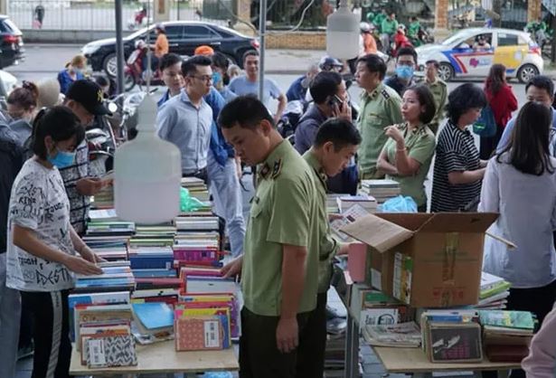 Lo&#x1EA1;n th&#x1ECB; tr&#x1B0;&#x1EDD;ng s&#xE1;ch gi&#x1EA3;, s&#xE1;ch th&#x1EAD;t