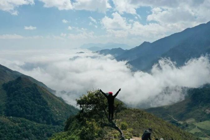 Băng rừng tìm 'đại dương mây' trên đỉnh Lùng Cúng