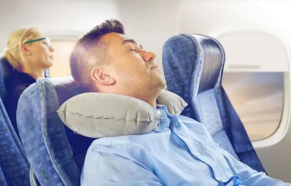 Tại sao hành khách không nên ngủ khi máy bay cất cánh và hạ cánh?