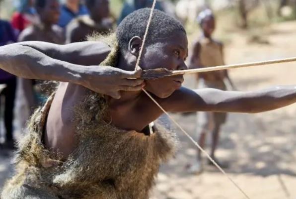 Bộ tộc săn bắn cuối cùng trên thế giới: 10 tuổi có thể bắn nhím, vẫn giữ thói quen 10.000 năm trước