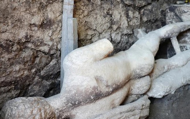 Bất ngờ phát hiện tượng nữ thần Hy Lạp cổ đại còn nguyên vẹn dưới cống ngầm