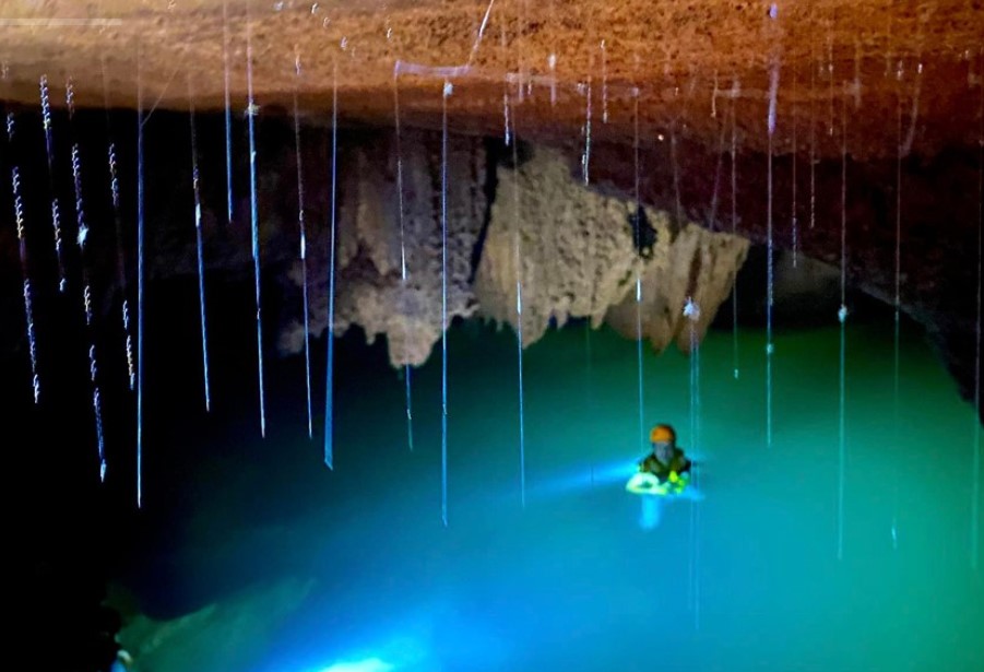 Khám phá hồ nước treo lơ lửng trong hang, chàng trai thốt lên: “Thiên nhiên quá bí ẩn”