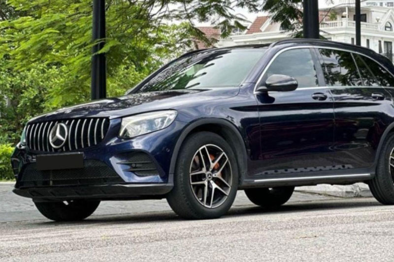 Sau 5 năm sử dụng, Mercedes-Benz GLC 300 trượt giá ngang một chiếc Toyota Camry 