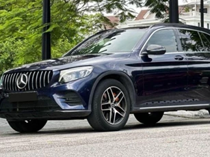 Sau 5 năm sử dụng, Mercedes-Benz GLC 300 trượt giá ngang một chiếc Toyota Camry