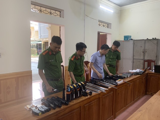 Ngang nhiên livestream bán vũ khí, công cụ hỗ trợ