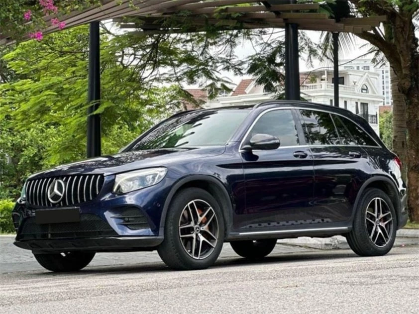 Mercedes-Benz GLC 300 2019 trượt giá ngang một chiếc Toyota Camry sau 5 năm sử dụng 501370