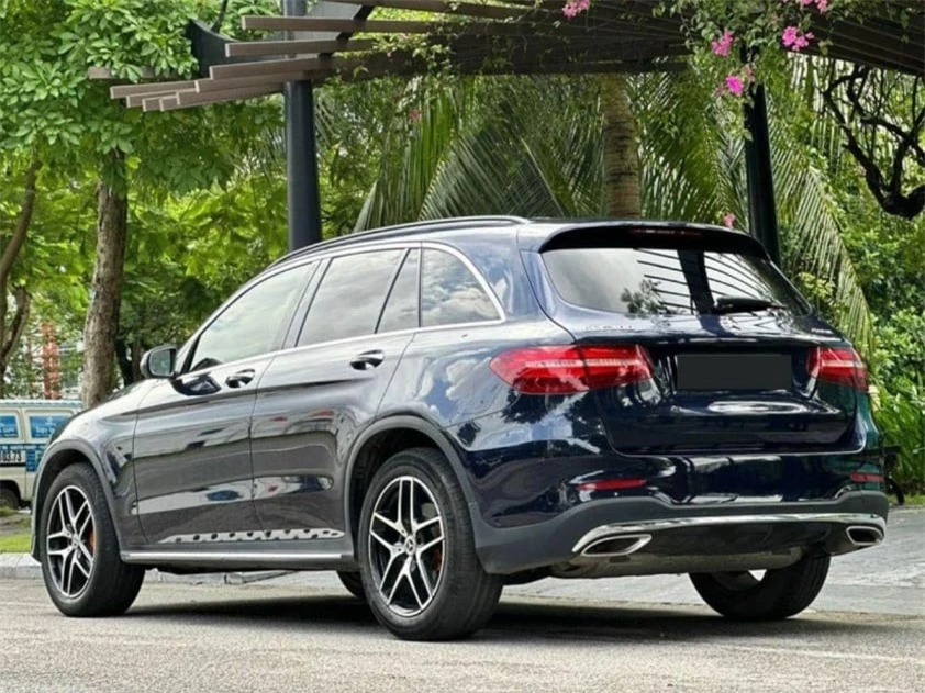 Mercedes-Benz GLC 300 2019 trượt giá ngang một chiếc Toyota Camry sau 5 năm sử dụng 501372