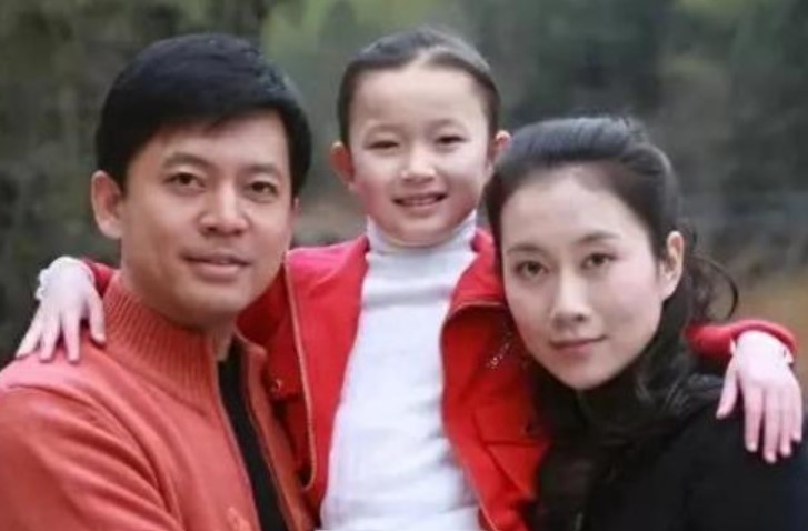 Anh từng từ chối Củng Lợi, từ lúc ra mắt đến nay chưa hề có scandal nào, khi cư dân mạng nhìn thấy vợ anh là ai, họ đã hiểu lý do