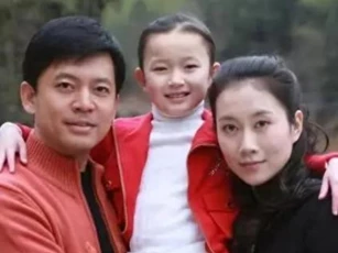 Anh từng từ chối Củng Lợi, từ lúc ra mắt đến nay chưa hề có scandal nào, khi cư dân mạng nhìn thấy vợ anh là ai, họ đã hiểu lý do