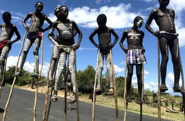 Bộ tộc đàn ông ‘bất khả chiến bại’: Đi bộ được ‘trên không’ mới trưởng thành