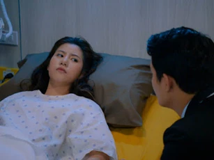 Vợ đau đẻ lỡ cắn chồng, không ngờ anh đáp trả thế này khiến y bác sĩ có mặt ở đó ai cũng tròn mắt ngạc nhiên