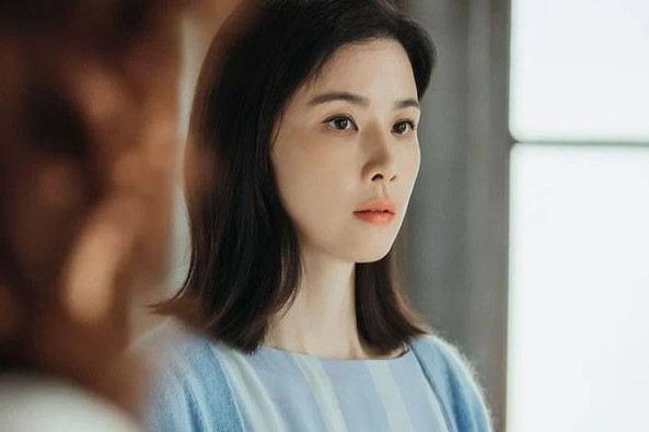 Nửa đêm dậy đi vệ sinh, thấy phòng chị chồng vẫn sáng đèn, tôi định vào hỏi thăm thì chết điếng khi vô tình nghe được một bí mật