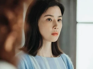 Nửa đêm dậy đi vệ sinh, thấy phòng chị chồng vẫn sáng đèn, tôi định vào hỏi thăm thì chết điếng khi vô tình nghe được một bí mật