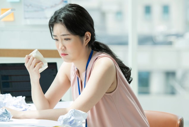 Quát con riêng của chồng vì phá phách, tôi nghẹn ngào khi thấy thứ thằng bé run rẩy đưa cho mình