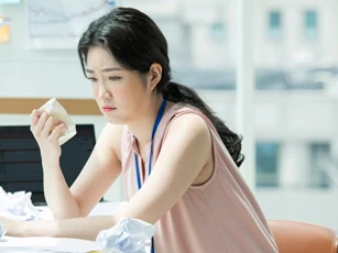 Quát con riêng của chồng vì phá phách, tôi nghẹn ngào khi thấy thứ thằng bé run rẩy đưa cho mình