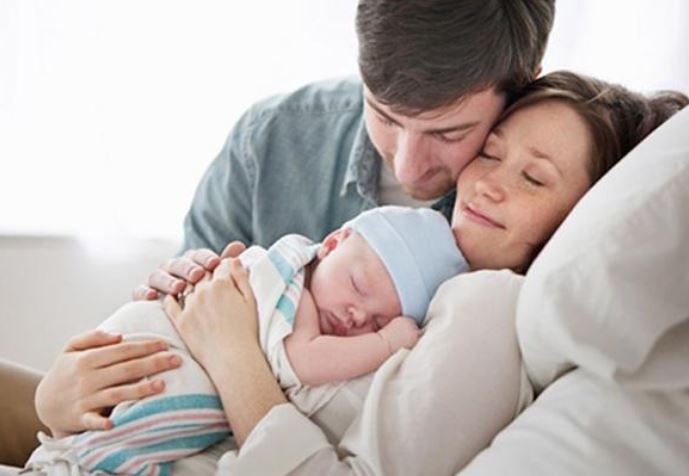 Ngày chị dâu đi đẻ mẹ chồng túc trực từ bệnh viện về nhà, tới khi tôi sinh thì cả tháng chẳng thấy bóng dáng bà đâu