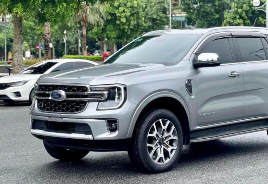 Lăn bánh 2 năm, Ford Everest cũ bán lại với giá khó tin