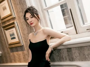 Nhan sắc kiều diễm của Lý Tiểu Nhiễm ở tuổi 48, khó ai cưỡng lại