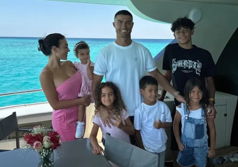 Bạn gái Ronaldo ngủ một đêm hết 600 triệu đồng