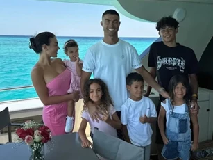 Bạn gái Ronaldo ngủ một đêm hết 600 triệu đồng