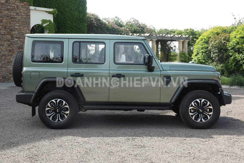 SUV địa hình công suất 248 mã lực, thiết kế hầm hố, giá 325 triệu đồng