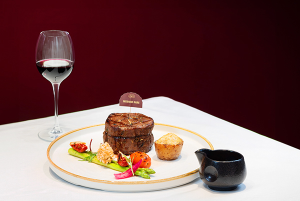 Steakhouse The Fan: Th&#x1B0;&#x1EDF;ng th&#x1EE9;c b&#xED;t t&#x1EBF;t h&#x1EA3;o h&#x1EA1;ng trong kh&#xF4;ng gian ngh&#x1EC7; thu&#x1EAD;t