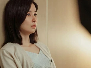 Vừa dọn cơm ra, chị chồng đã ôm ngực nôn khan, tôi càng bàng hoàng trước lời cầu xin trong nước mắt của chị ấy