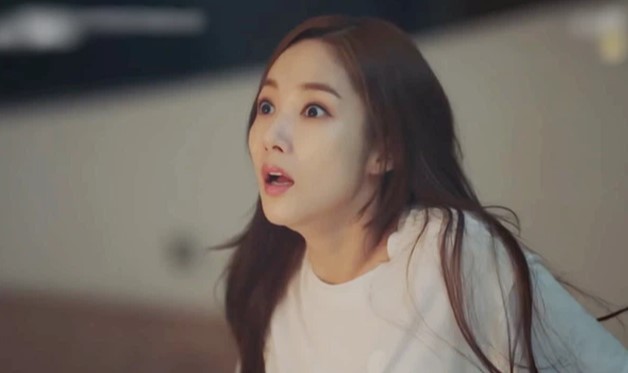 Nhận cuộc gọi của chị chồng lúc nửa đêm, tôi hoảng loạn vội chạy về cứu chị, có ngờ đâu chị lại "dính" phải tình huống ngang trái vậy