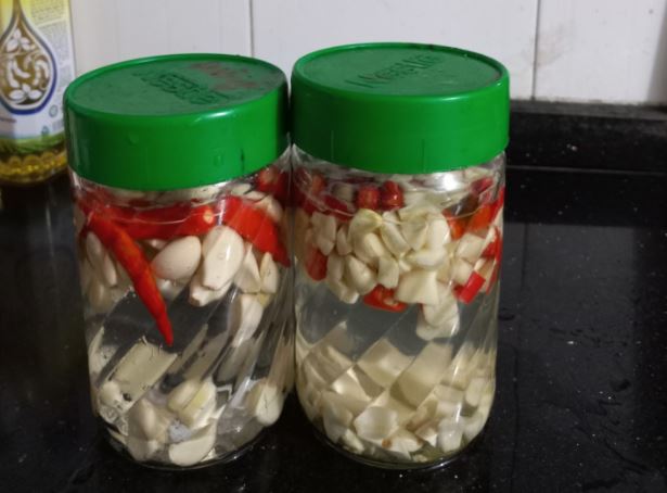 Gia vị mỗi ngày - Cách ngâm dấm tỏi không bị xanh