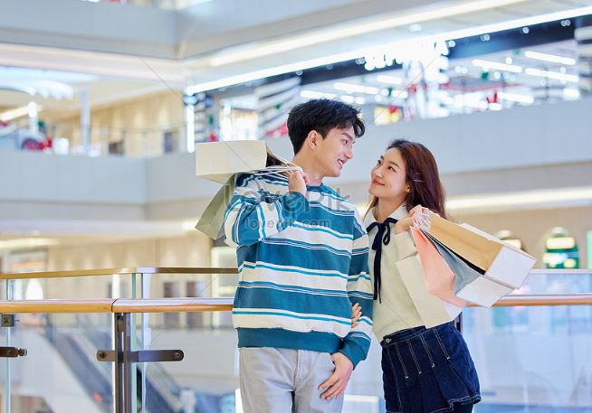 Khó xử khi phát hiện anh trai dẫn người yêu cũ đi mua sắm, bỏ mặc vợ ở nhà chăm con mọn