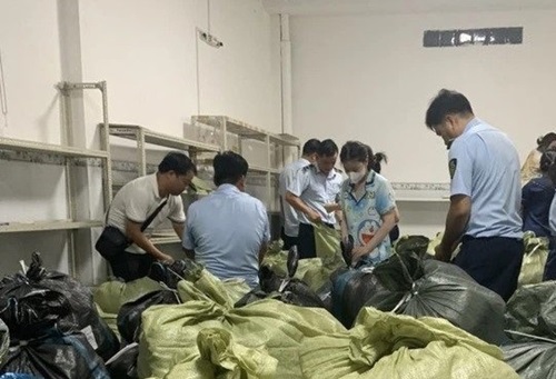 C&#xE0; Mau: Ph&#xE1;t hi&#x1EC7;n l&#x1B0;&#x1EE3;ng l&#x1EDB;n h&#xE0;ng kh&#xF4;ng r&#xF5; ngu&#x1ED3;n g&#x1ED1;c xu&#x1EA5;t x&#x1EE9; t&#x1EEB; h&#x1ED9; kinh doanh online