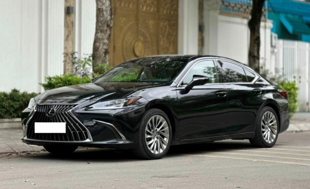 Lexus ES 300h lăn bánh 2 năm được chủ nhân bán lại với giá không ngờ