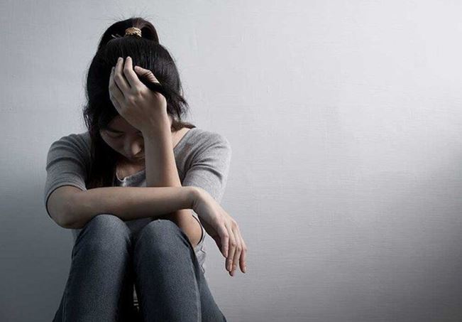 T&#x1EDB;i th&#x103;m nh&#xE0; ng&#x1B0;&#x1EDD;i y&#xEA;u c&#x169;, t&#xF4;i bu&#xF4;ng l&#x1EDD;i m&#x1EC9;a mai khi th&#x1EA5;y anh ta t&#xE0;n t&#x1EAD;t nh&#x1B0;ng sau &#x111;&#xF3; l&#x1EA1;i ng&#x1EA5;t l&#x1ECB;m v&#xEC; b&#x1EE9;c &#x1EA3;nh anh treo &#x1EDF; &#x111;&#x1EA7;u gi&#x1B0;&#x1EDD;ng