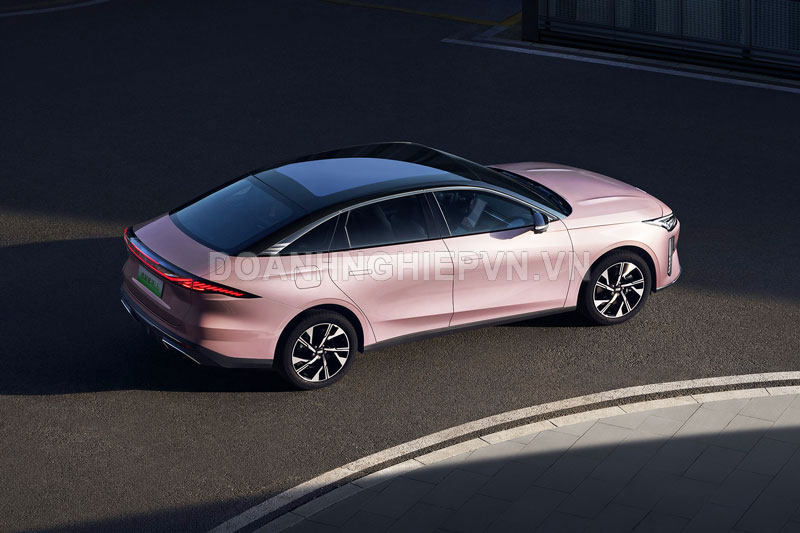 Xe sedan dài gần 4,8 mét, công suất 390 mã lực, 'uống xăng như ngửi', giá 422 triệu đồng