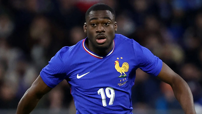 MU chen ngang mua cầu thủ từng đi giao pizza