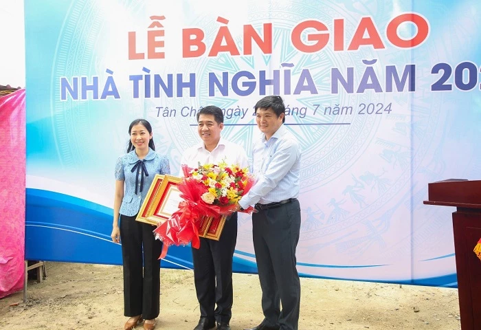 Ông Vũ Mạnh Hùng nhận bằng khen của UBND tỉnh Tây Ninh ghi nhận những đóng góp trong việc xây dựng nhà tình nghĩa trên địa bàn