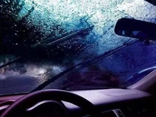 Ngoài chức năng lau kính, cần gạt nước còn có 3 chức năng ẩn mà tài xế già có thể chưa biết